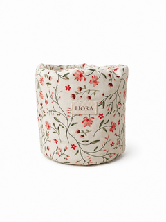 Aurélie Puffy Bucket mit roten Blumenranken auf weißem Hintergrund