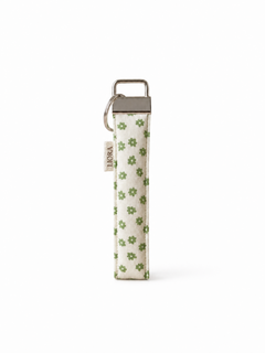 Meadow Soft Chain mit grünen Blumen auf weißem Hintergrund