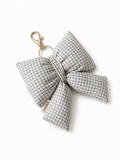 Paloma Bubble Bow mit blauem Karomuster auf weißem Hintergrund