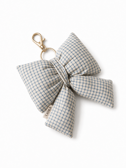 Paloma Bubble Bow mit blauem Karomuster auf weißem Hintergrund