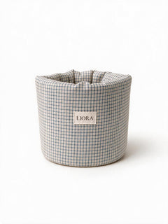 Paloma Puffy Bucket mit blauem Karomuster auf weißem Hintergrund