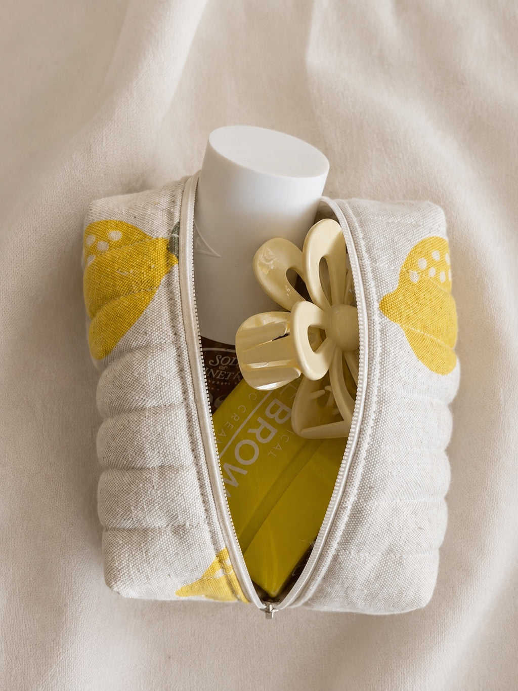 Geöffnete Everything Bag Solea mit Essentials
